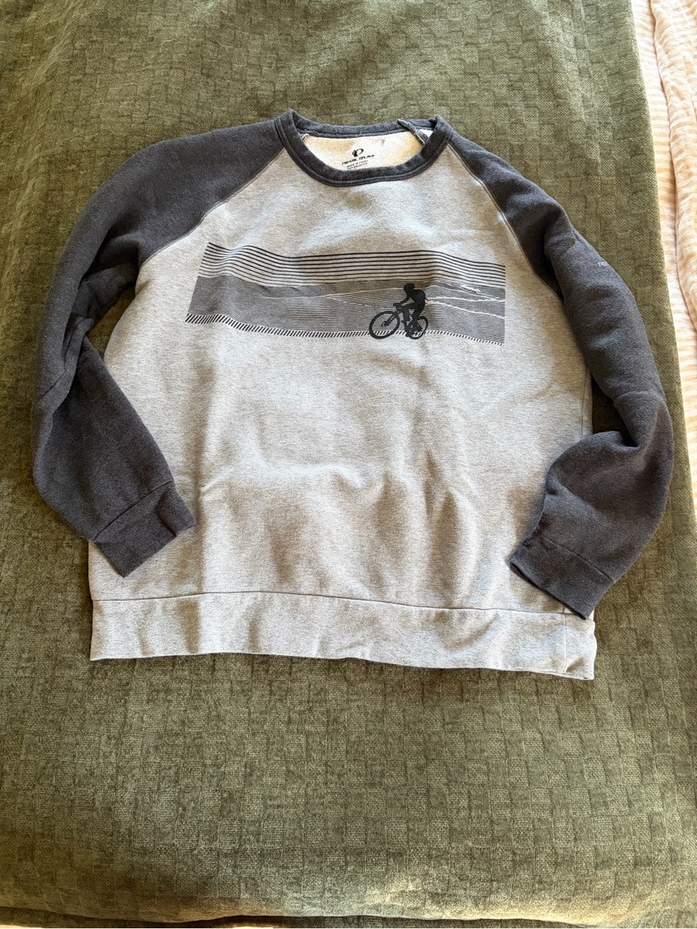 Pearl Izumi Men's Gray Raglan Crewneck Sweatshirt with Mountain Bike Graphic